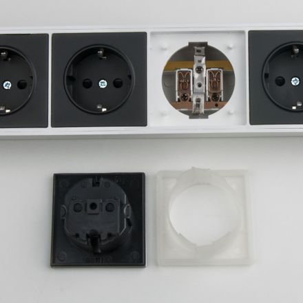 Розеточный блок 4-х местный + 3 USB Werkel W6514939 белый/черный (WL20-04-03)