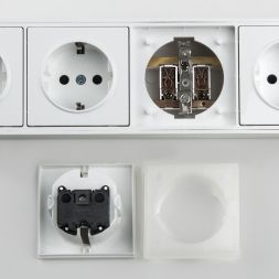 Розеточный блок 4-х местный + 3 USB Werkel W6514901 белый (WL20-04-03)