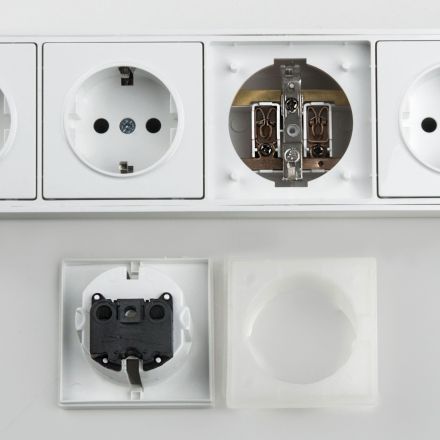 Розеточный блок 4-х местный + 3 USB Werkel W6514901 белый (WL20-04-03)