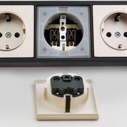 Розеточный блок 4-х местный + 3 USB Werkel W6514944 черный/шампань рифленый (WL20-04-03)